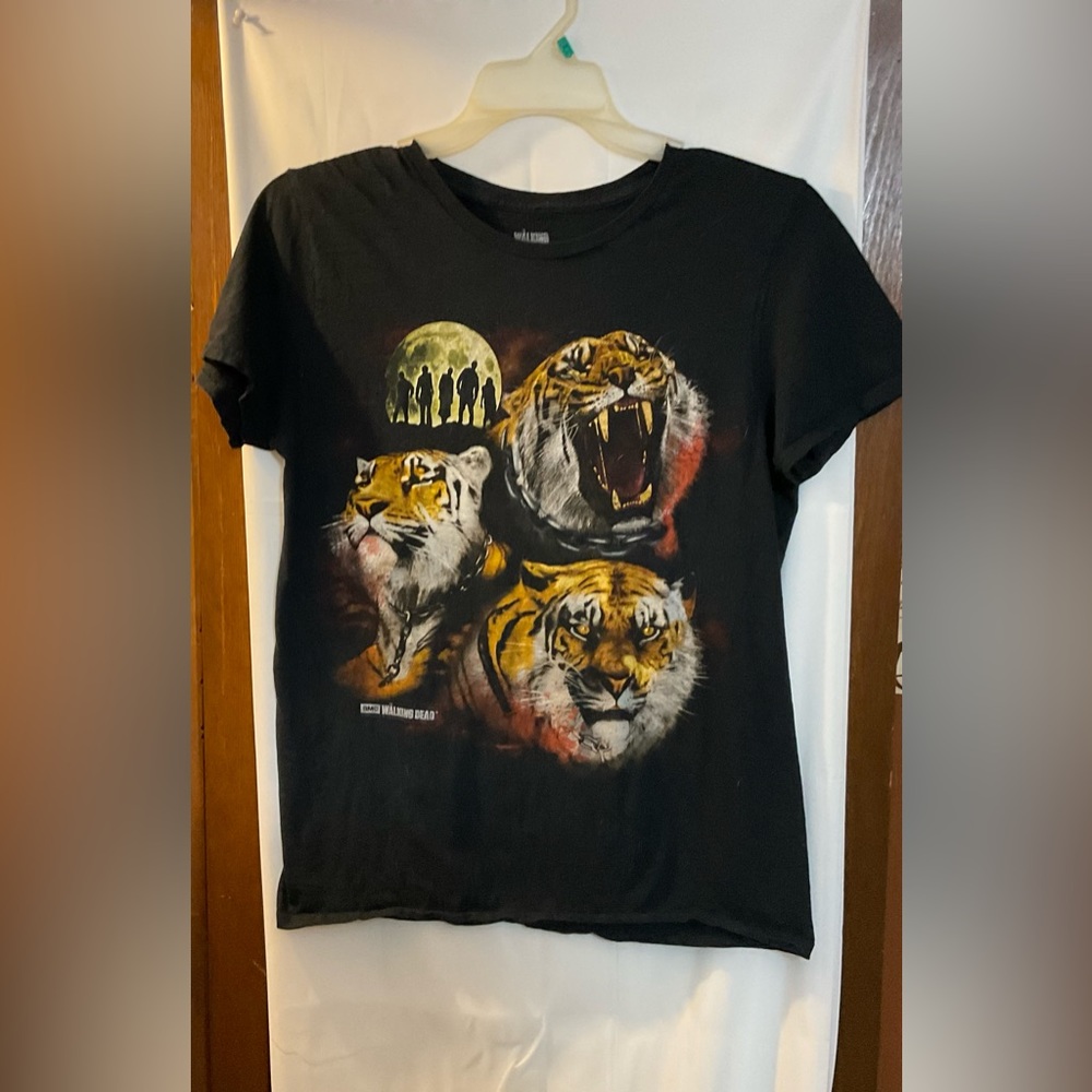 AMC walking dead multi growling tiger shirt men’s medium
